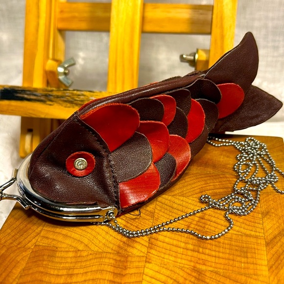 ART handmade fish leather purse with kisslock closure and keychain with leash - Picture 1 of 11